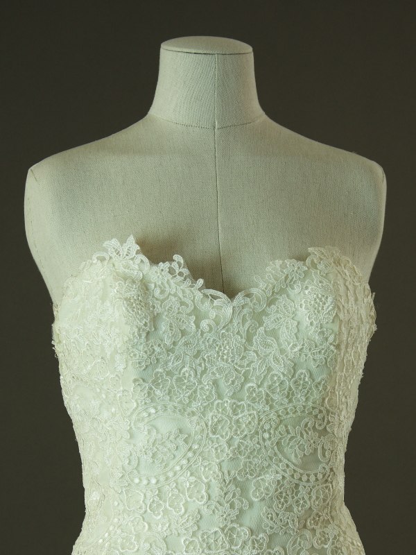 Livine - Bella - Pronovias - La mariée à bicyclette - robe de mariée d'occasion - detail devant