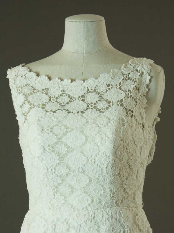 France - La mariée à bicyclette - robe de mariéee d'occasion - detail devant