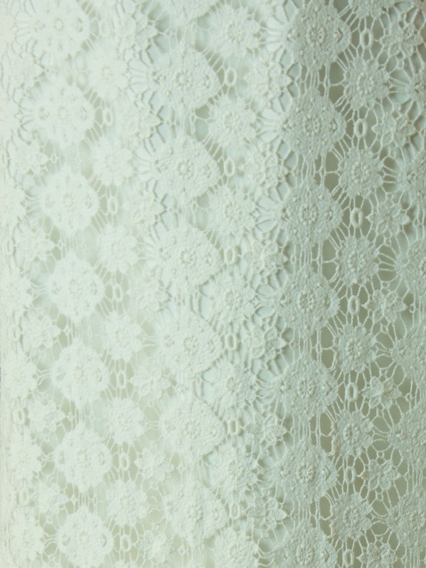 France - La mariée à bicyclette - robe de mariée d'occasion - detail de la dentelle