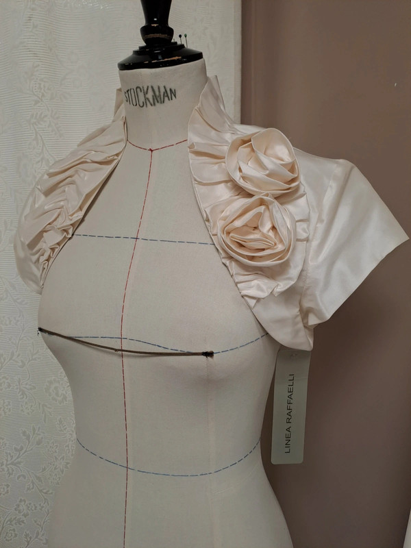 1310-B-005-benedicte-linea-raffaelli-la-mariee-a-bicyclette-robe-de-mariee-outlet (3)