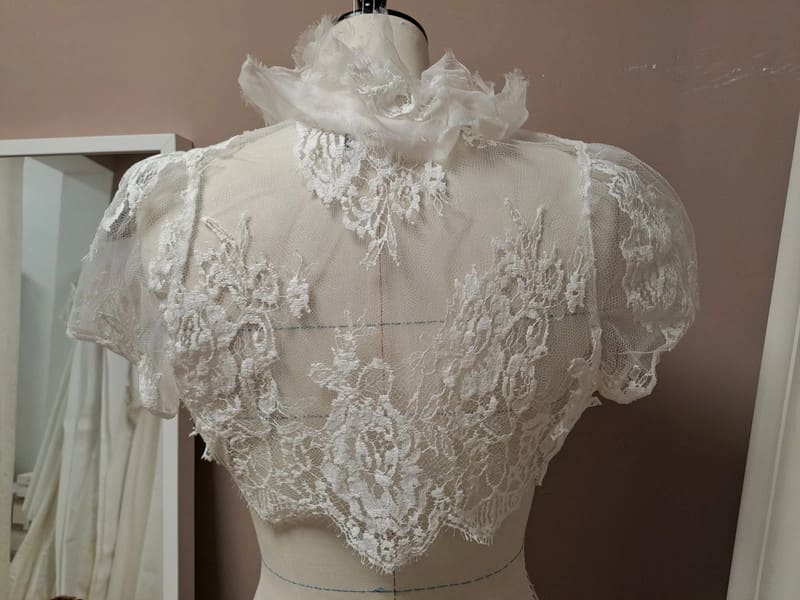 1310-b-010-betsy-linea-raffaelli-la-mariee-a-bicyclette-robe-de-mariee-outlet (3)