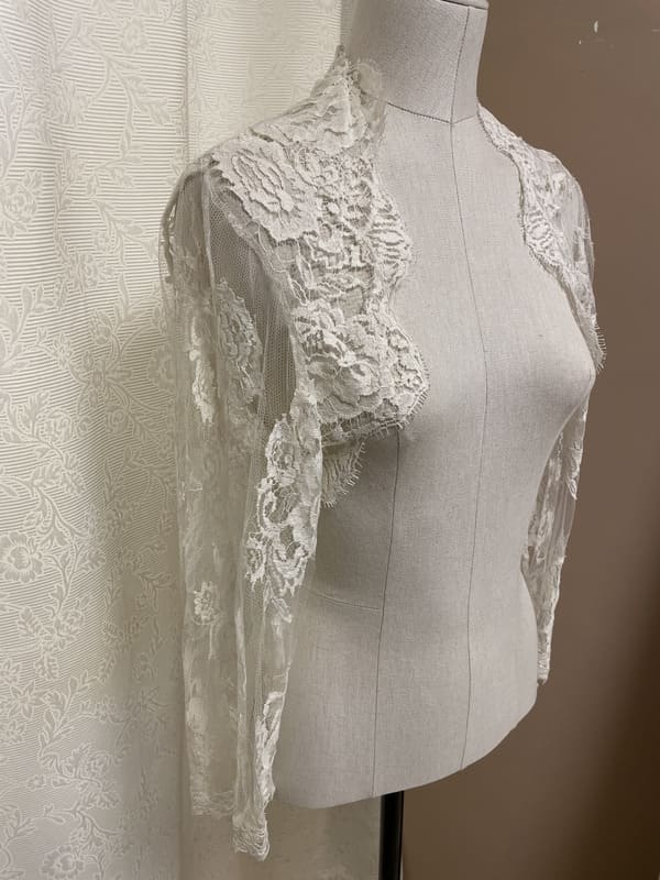 1310-b-012-bolero-betty-linea-raffaelli-la-mariee-a-bicyclette-robe-de-mariee-outlet (2)