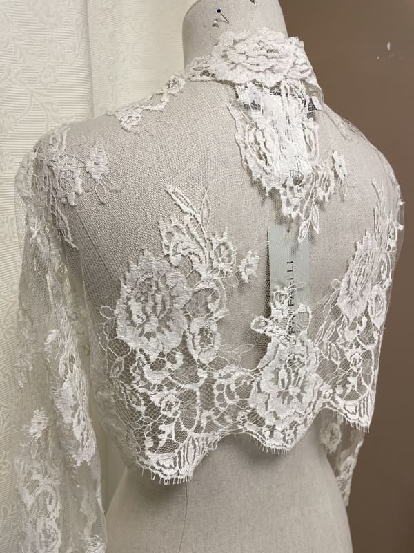 1310-b-012-bolero-betty-linea-raffaelli-la-mariee-a-bicyclette-robe-de-mariee-outlet (4)