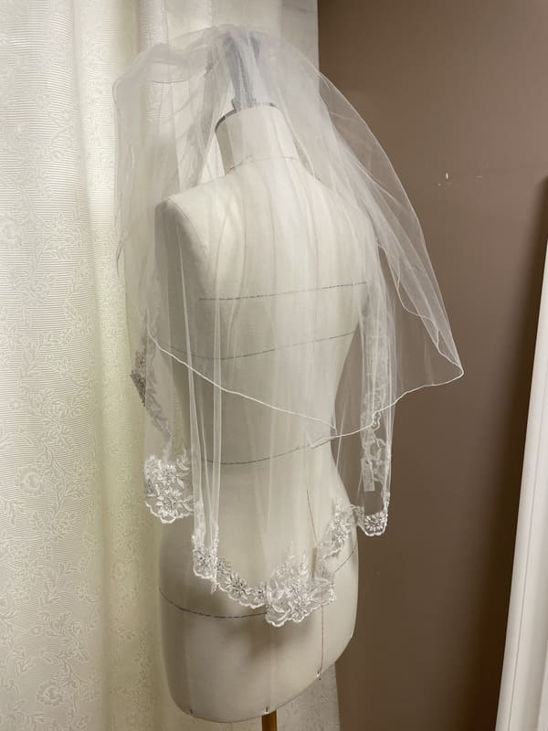 1608-40-001-v-viola-la-mariee-a-bicyclette-robe-de-mariee-seconde-main (2)