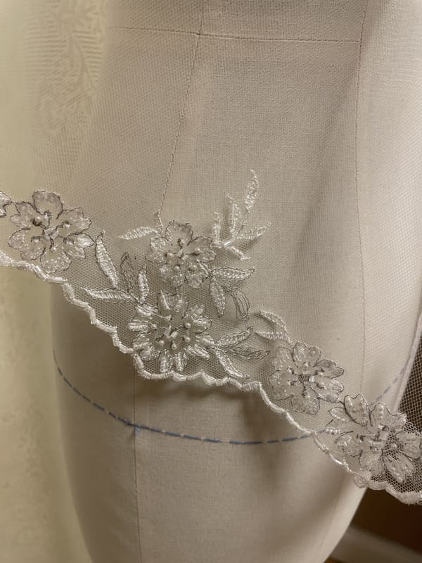 1608-40-001-v-viola-la-mariee-a-bicyclette-robe-de-mariee-seconde-main (3)