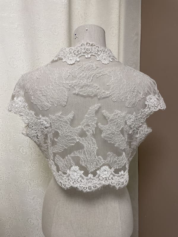 1802-b-008-bolero-lissandre-la-mariee-a-bicyclette-robe-de-mariee-seconde-main (3)