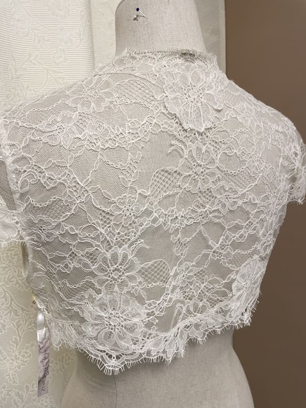2104-b-001-bolero-beth-la-mariee-a-bicyclette-robe-de-mariee-seconde-main (4)