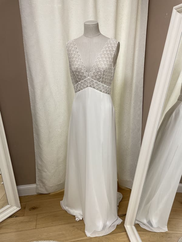 2501-38-006-anne-maison-boneva-la-mariee-a-bicyclette-robe-de-mariee-outlet (1)