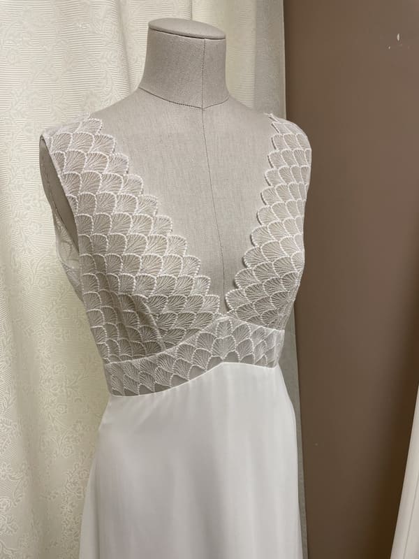 2501-38-006-anne-maison-boneva-la-mariee-a-bicyclette-robe-de-mariee-outlet (2)