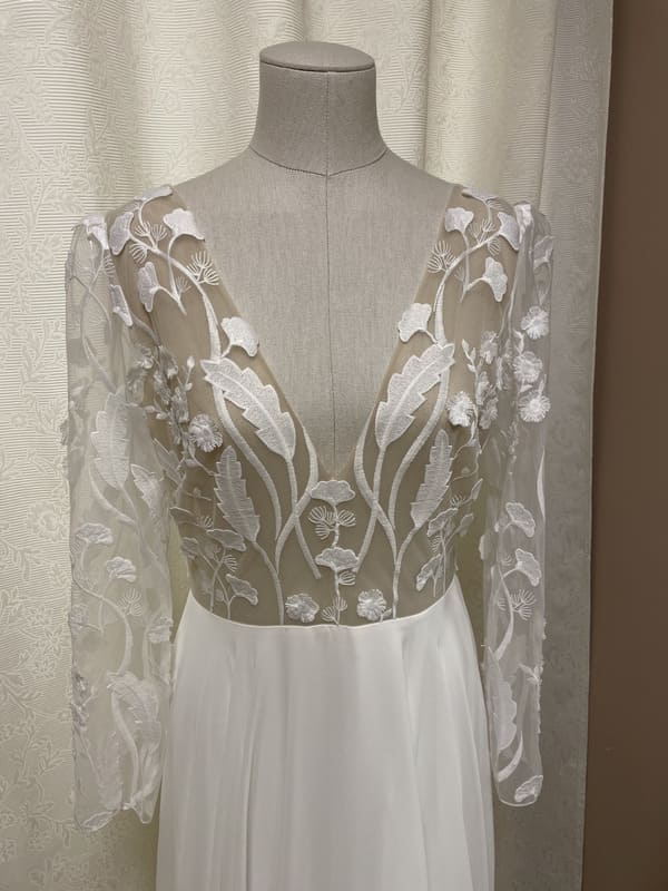 2501-40-005-asteria-maison-boneva-la-mariee-a-bicyclette-robe-de-mariee-outlet (2)