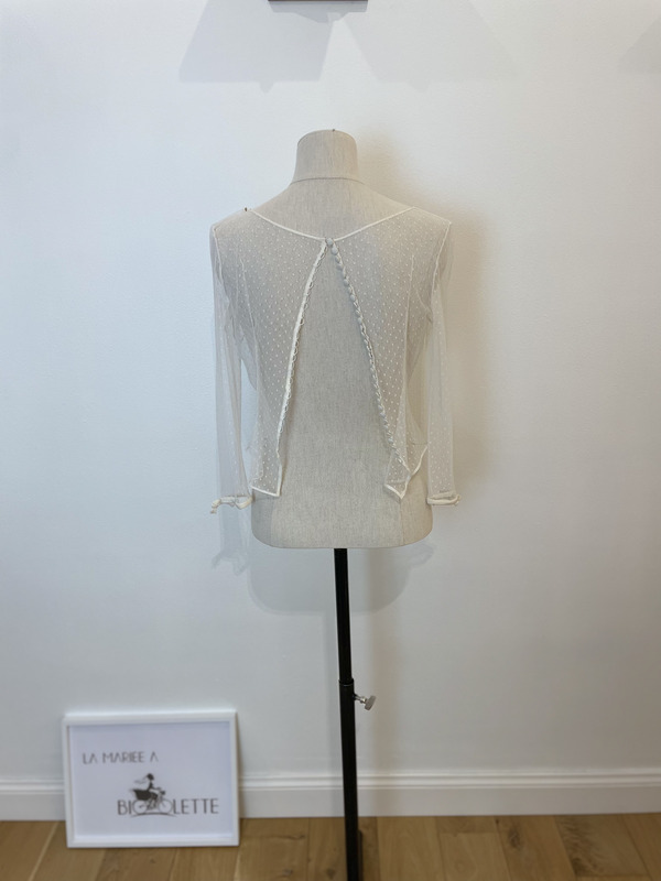 1412-38-005-brunette-soeurs-waziers-la-mariee-a-bicyclette-robe-de-mariee-seconde-main (2)