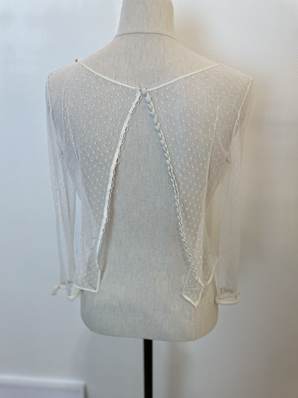 1412-38-005-brunette-soeurs-waziers-la-mariee-a-bicyclette-robe-de-mariee-seconde-main (3)