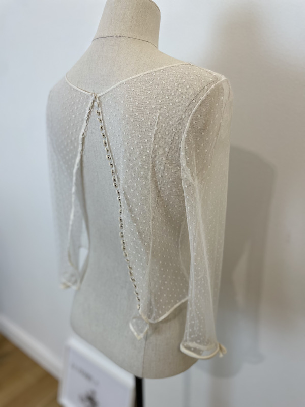 1412-38-005-brunette-soeurs-waziers-la-mariee-a-bicyclette-robe-de-mariee-seconde-main (4)