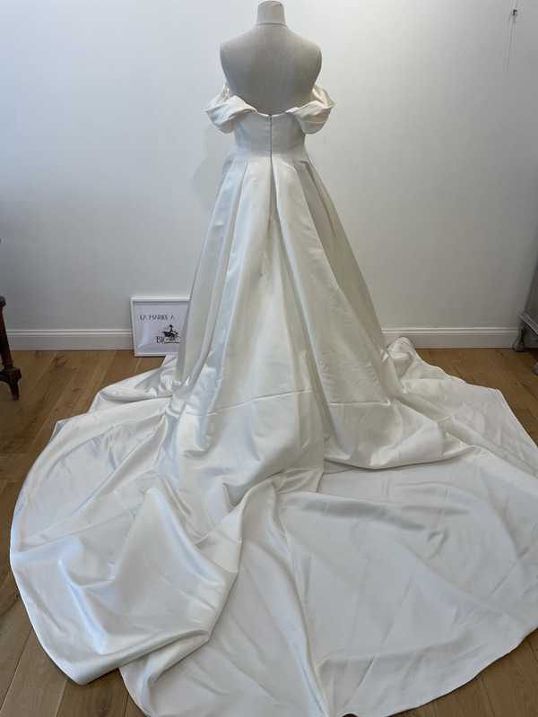 2508-38-005-lynn-pronovias-la-mariee-a-bicyclette-robe-de-mariee-seconde-main (1)