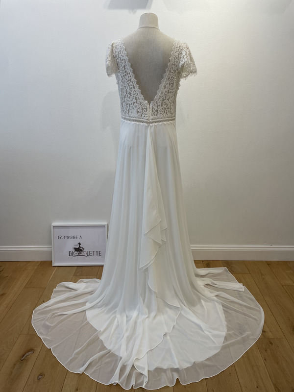 2508-46-003-romane-kelsey-rose-la-mariee-a-bicyclette-robe-de-mariee-seconde-main (3) 2508-46-003-romane-kelsey-rose-la-mariee-a-bicyclette-robe-de-mariee-seconde-main (3)